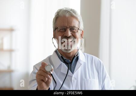 Kopfbild Porträt von lächelnd reifen männlichen Arzt mit Stethoskop Stockfoto