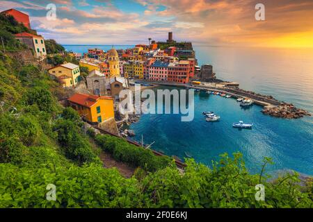 Berühmte Vernazza Dorf Blick mit bunten Häusern und kleinen Hafen bei Sonnenuntergang, Cinque Terre, Ligurien, Italien, Europa Stockfoto