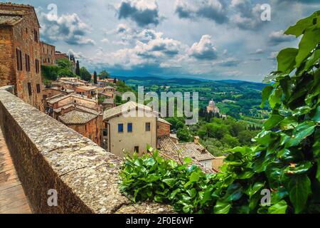 Erstaunliche Stadtlandschaft mit rustikalen Steinhäusern und malerischen Blick von den Mauern von Montepulciano, Toskana, Italien, Europa Stockfoto