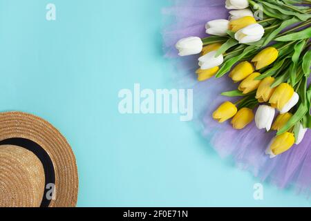 Frühling Tulpen Blumen blau Hintergrund Sommer Frühling Dame Hut Kopie Platz Stockfoto