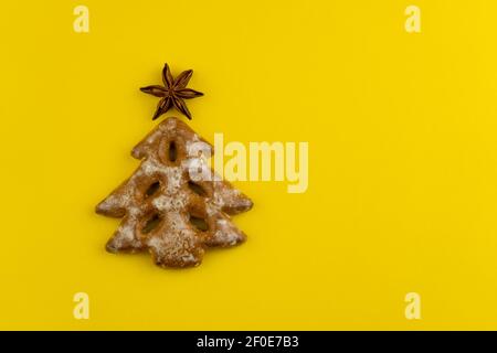 Christbaumkekse auf Holzhintergrund. Neujahrsessen. Festliche Backwaren. Lebkuchen auf dem Tisch. Puderzucker Süße Geschmack Saison. Patte Stockfoto