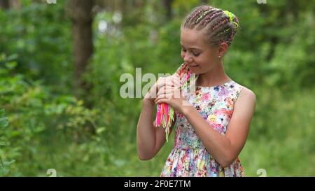 Teenager-Mädchen mit bunten Dreadlocks im Wald. Stockfoto