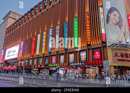 Peking, China. 3rd. Juni 2017. Wangfujing ist eine der berühmten lokalen Snack-Straße und Nachtmarkt in Dongcheng Bezirk, Peking, China. Stockfoto