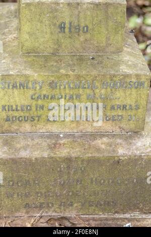 Brentwood Essex 7th. März 2021 EIN "Schoolboy-Heuler" führte zu einer neuen öffentlichen Bank im Kirchenhof der St. Thomas of Canterbury Pfarrkirche, Brentwood mit einer Gedenktafel zum Gedenken an den Weltkrieg 11. Ein Brentwood-Ratsmitglied beschrieb es als menschlichen Fehler, aber ein einheimisches Mitglied der britischen Legion beschrieb es als "sehr enttäuschend". Bei den Renovierungsarbeiten wurde ein lange verstecktes Grab aus dem Ersten Weltkrieg entdeckt. Kredit: Ian Davidson/Alamy Live Nachrichten Stockfoto