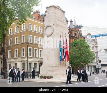 Die Polizei bewacht das Cenotaph-Denkmal während der Black Lives Matter Demonstration in Whitehall, London, wo Demonstranten über die Brutalität der US-Polizei ärgern. Stockfoto