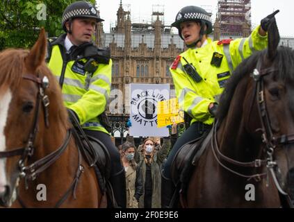 Die Polizei überwacht Demonstranten auf der Black Lives Matter Demonstration, Parliament Square, London, aus Protest gegen die Brutalität der US-Polizei. Stockfoto