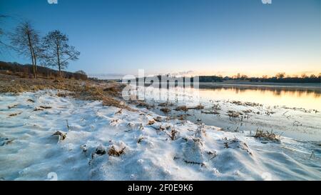 Kaunas, Litauen. 06-03-2021 erstaunliche Winter Kaunas Lagune Nemunas Fluss. Farben für den Sonnenaufgang. Stockfoto