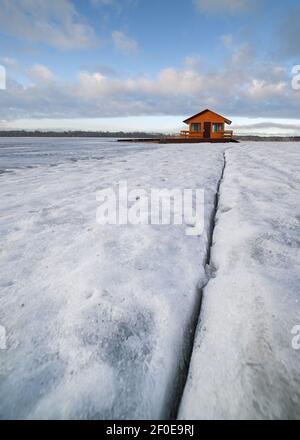 Kaunas, Litauen. 06-03-2021 erstaunliche Winter Kaunas Lagune Nemunas Fluss. Farben für den Sonnenaufgang. Stockfoto