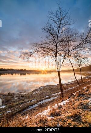 Kaunas, Litauen. 06-03-2021 erstaunliche Winter Kaunas Lagune Nemunas Fluss. Farben für den Sonnenaufgang. Stockfoto