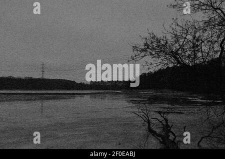 Eine winterliche Wnadation am Bötzsee bei Eggersdorf. Wohl grau in grau sehr stimmungsvoll. - EINE Winterwanderung auf dem Bötzsee bei Eggersdorf. Althoug Stockfoto