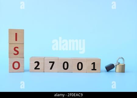 ISO 27001 auf Holzblöcken mit Vorhängeschloss. Informationssicherheitsmanagement-Systemkonzept. Stockfoto
