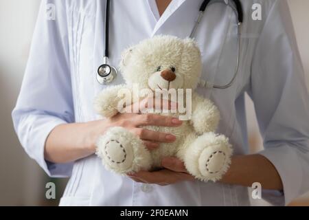 Nahaufnahme der weiblichen Krankenschwester halten flauschigen Teddybär Stockfoto