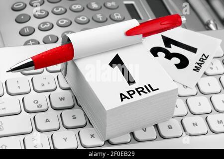 Business Kalender 1. April mit Rechner und PC Keyboard