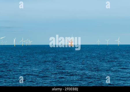 Offshore Windpark mit Windrädern in der Nordsee, Atlantik Stockfoto