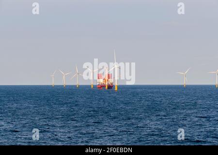 Offshore Windpark mit Windrädern in der Nordsee, Atlantik Stockfoto