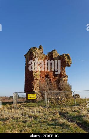 Die Überreste des alten Keep of Red Castle in Lunan Bay, vor kurzem vom Gemeinderat abgezäunt, da es in unmittelbarer Gefahr des Zusammenbruchs ist. Stockfoto