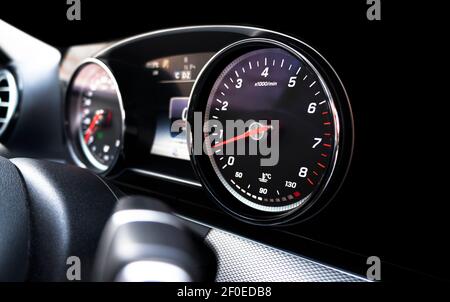 Nahaufnahme eines Tachometers in einem Auto. Armaturenbrett des Fahrzeugs. Armaturenbrettdetails mit Anzeigelampen. Instrumententafel für das Auto. Armaturenbrett mit Tachometer, tac Stockfoto