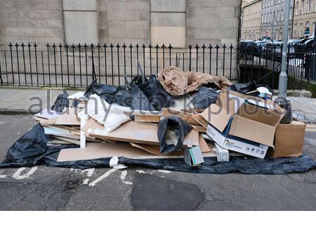 Allgemeine Bauabfälle auf dem Bürgersteig zur Entsorgung Stockfoto