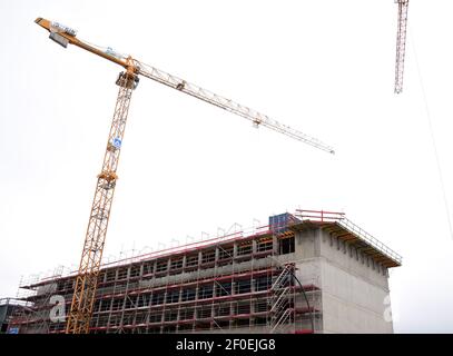 Hamburg, Deutschland. März 2021, 04th. Auf der Baustelle eines Neubaus steht ein Baukran. Quelle: Daniel Bockwoldt/dpa/Alamy Live News Stockfoto