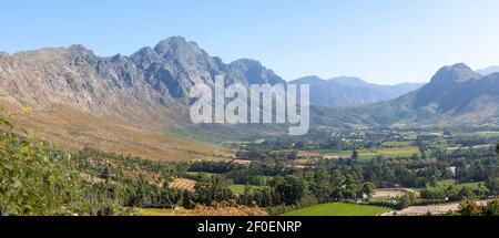 Nebeliges Panorama des Franschhoek-Tals und des Franschhoek-Gebirges mit Middagskransberg, Westkap-Weinland, Westkap, Südafrika Stockfoto
