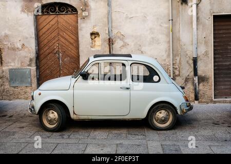 Vintage Fiat 500 geparkt auf einer Straße in Italien Stockfoto