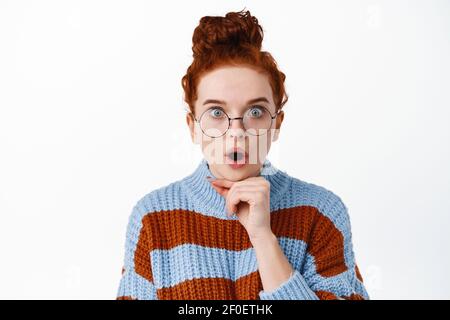 Porträt der überrascht junge Frau Student mit roten Haaren gekämmt in Haarbüschen, Brille tragen, keuchen erstaunt, schauen mit Interesse, hören große Nachrichten Stockfoto