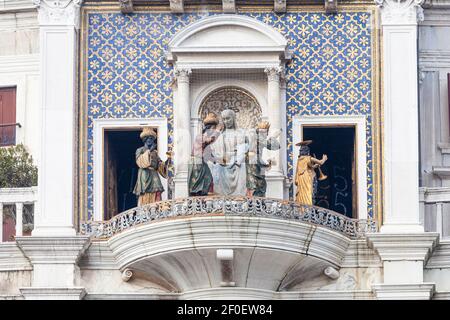 Uhrenturm, San Marco, Venedig, Italien bei Epiphanie mit der Prozession der Heiligen drei Könige und Engel an Maria und dem Jesuskind vorbei, einer von nur zwei Tagen im Jahr Stockfoto