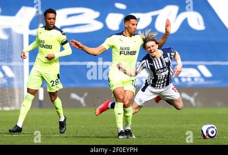 Isaac Hayden von Newcastle United fouls West Bromwich Albions Conor Gallagher während des Premier League-Spiels in den Hawthorns, West Bromwich. Bilddatum: Sonntag, 7. März 2021. Stockfoto