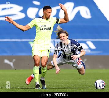 Isaac Hayden von Newcastle United fouls West Bromwich Albions Conor Gallagher während des Premier League-Spiels in den Hawthorns, West Bromwich. Bilddatum: Sonntag, 7. März 2021. Stockfoto