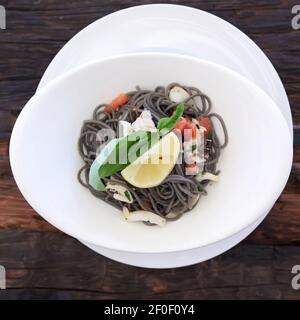Schwarze Spaghetti mit Garnelen und Muscheln Stockfoto