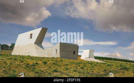 PAVLOV, TSCHECHISCHE REPUBLIK - 23. Juli 2021: Betongebäude des Archeoparks Pavlov, modernes Museum der prähistorischen Lokalität aus der Zeit der Mammutjäger. Stockfoto