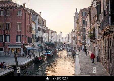 Venedig, Italien. Campo San Barnaba ist ein campo (Platz) im Dorsoduro Sestiere von Venedig, Italien. Die Kirche des Viertels ist die San Barnaba. Stockfoto