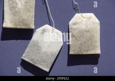 Draufsicht auf drei liegende Papier Teebeutel gefüllt mit aromatischen Schwarzer Tee Stockfoto