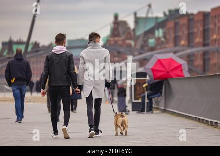 Hamburg, Deutschland. März 2021, 07th. Bei bewölktem Wetter wandern die Menschen auf der Elbpromenade in Hamburg. Es wird erwartet, dass es in den kommenden Tagen in der Hansestadt bewölkt und kühl bleiben wird. Quelle: Ulrich Perrey/dpa/Alamy Live News Stockfoto