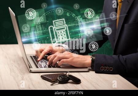 Business Hand arbeiten an der Börse mit Fax-Symbole kommen Aus dem Laptop-Bildschirm Stockfoto