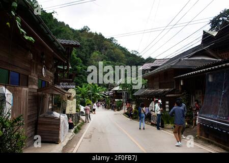 Thailänder und ausländische Reisende zu Fuß reisen besuchen Baan Mae Kampong Dorf Tal Hügel Doi Mon Lan von doi suthep Doi pui Nationalpark in Mae On Stockfoto