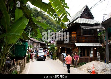 Thailänder und ausländische Reisende zu Fuß reisen besuchen Baan Mae Kampong Dorf Tal Hügel Doi Mon Lan von doi suthep Doi pui Nationalpark in Mae On Stockfoto