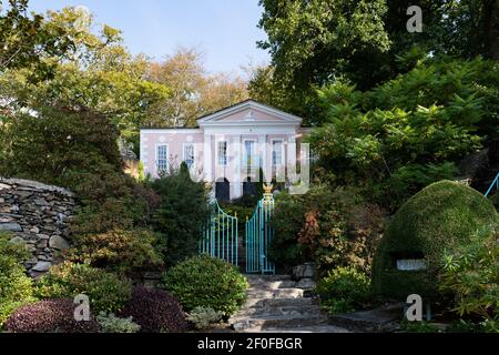 Portmeirion Village, entworfen und gebaut von Sir Clough William-Ellis an der Mündung des Flusses Dwyryd, Gwynedd, North Wales. Stockfoto