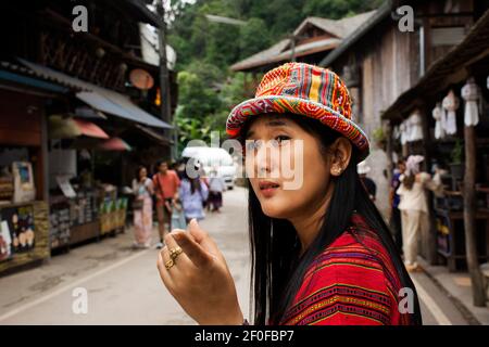 Reisende thai Frauen Menschen reisen besuchen Ruhe entspannen und nehmen Foto in Baan Mae Kampong Dorf Talhügel auf Doi Mon Lan von doi suthep doi pui Nation Stockfoto