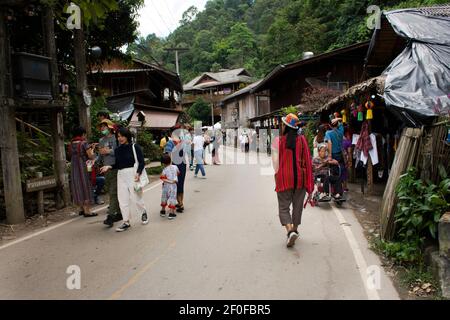 Thailänder und ausländische Reisende zu Fuß reisen besuchen Baan Mae Kampong Dorf Tal Hügel Doi Mon Lan von doi suthep Doi pui Nationalpark in Mae On Stockfoto