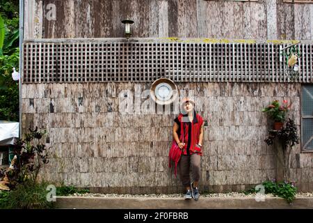 Reisende thai Frauen Menschen reisen besuchen Ruhe entspannen und nehmen Foto in Baan Mae Kampong Dorf Talhügel auf Doi Mon Lan von doi suthep doi pui Nation Stockfoto