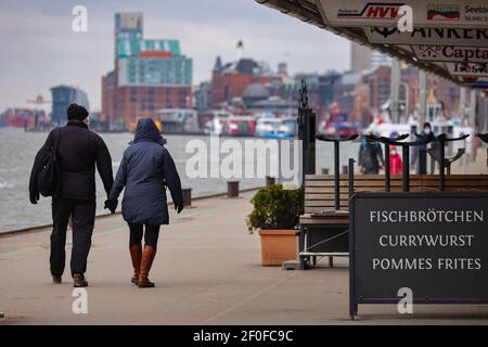 Hamburg, Deutschland. März 2021, 07th. Bei bewölktem Wetter machen die Menschen einen Spaziergang an den Landungsbrücken. Auch in den kommenden Tagen sollte es in der Hansestadt bewölkt und kühl bleiben. Quelle: Ulrich Perrey/dpa/Alamy Live News Stockfoto