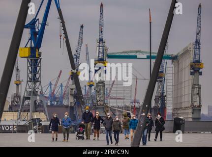 Hamburg, Deutschland. März 2021, 07th. Bei bewölktem Wetter wandern die Menschen entlang der Elbpromenade in Hamburg. Es wird erwartet, dass es in den kommenden Tagen in der Hansestadt bewölkt und kühl bleiben wird. Quelle: Ulrich Perrey/dpa - ACHTUNG: Nur im Vollformat verwenden/dpa/Alamy Live News Stockfoto
