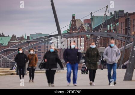 Hamburg, Deutschland. März 2021, 07th. Bei bewölktem Wetter wandern die Menschen entlang der Elbpromenade in Hamburg. Es wird erwartet, dass es in den kommenden Tagen in der Hansestadt bewölkt und kühl bleiben wird. Quelle: Ulrich Perrey/dpa - ACHTUNG: Nur im Vollformat verwenden/dpa/Alamy Live News Stockfoto