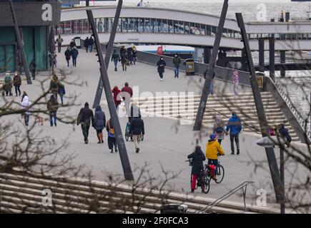 Hamburg, Deutschland. März 2021, 07th. Bei bewölktem Wetter wandern die Menschen auf der Elbpromenade in Hamburg. Es wird erwartet, dass es in den kommenden Tagen in der Hansestadt bewölkt und kühl bleiben wird. Quelle: Ulrich Perrey/dpa/Alamy Live News Stockfoto