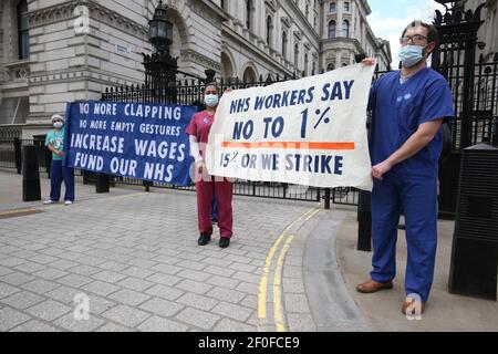 Krankenschwestern und NHS-Arbeiter der Kampagnengruppe NHS-Arbeiter sagen Nein, und Unite's Jungs und St. Thomas Hospital Union Zweig, halten einen sozial distanzierten Protest außerhalb Downing Street in London über die vorgeschlagene 1% Lohnerhöhung von der Regierung. Bilddatum: Sonntag, 7. März 2021. Stockfoto