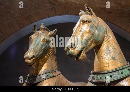 Venedig, Italien. Markusdom, die alte Quadriga, Detail der Pferdeköpfe, Venedig Stockfoto