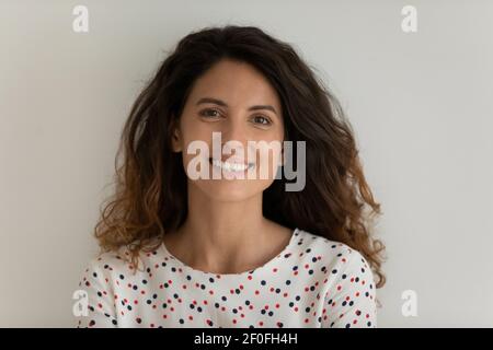 Ziemlich positive junge weibliche Blick auf die Kamera zeigen glänzendes Lächeln Stockfoto