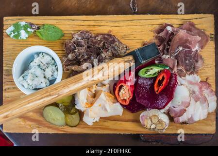 Fleisch, Schmalz, Gemüse an Bord Stockfoto