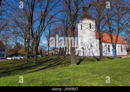 Duisburg - Blick auf die Dorfkirche von der Seite ist die älteste Kirche in Friemersheim und evangelisch seit 1560, geschützt durch den Deich, Nordrhein Wir Stockfoto